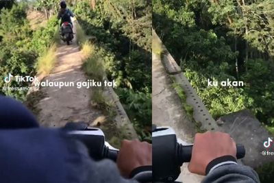 Ekstrem! Pemotor Ini Nekat Lewati Jembatan Penyebrangan Kecil: Oleng Dikit Utang Lunas