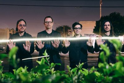 Weezer Bakalan Cover Lagu Anak Sekolah dari Chrisye, Musisi Legendaris Indonesia