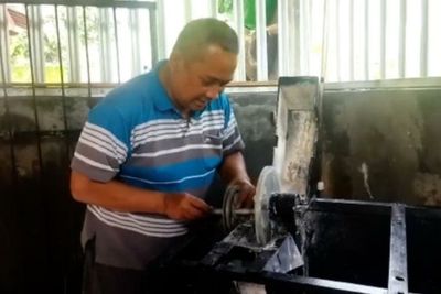 Kreatif! Warga Cilegon Ini Sulap Dinamo Mesin Cuci Bekas Jadi Alat Pengiris Singkong