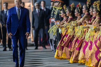 Presiden AS Joe Biden Tiba di Bali untuk Hadiri KTT G20, Disambut Puluhan Penari Bali