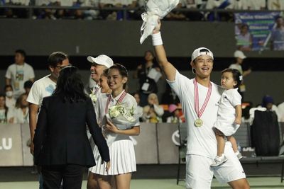 Potret Kemenangan Enzy Storia-Dio Wiyoko Tekuk Wulan Guritno-Gading di Tiba-tiba Tenis