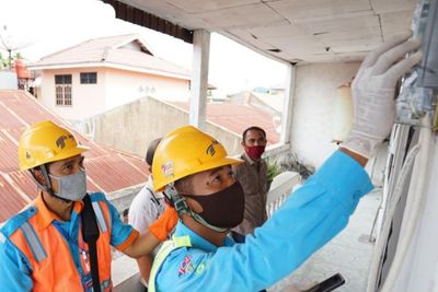 Emak-Emak Ancam Petugas PLN Pakai Arit, Nunggak 3 Bulan Harusnya Listriknya Dibongkar