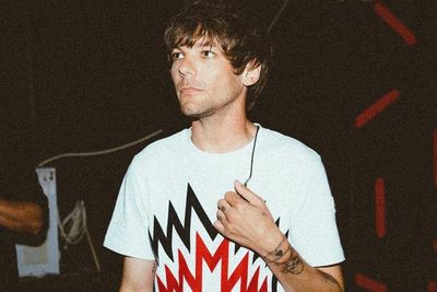 Louis Tomlinson Alami Patah Tulang Lengan Cukup Parah, Jatuh Pulang Konser 