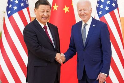 Sambil Tersenyum dan Berjabat Tangan, Joe Biden Bertemu Xi Jinping di Bali