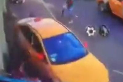 Sadis! Seorang Pengendara Taksi Kabur Usai Tabrak Pejalan Kaki