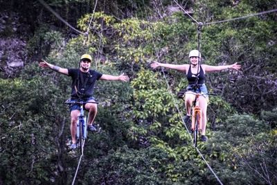 Naik Sepeda di Atas Tali Setinggi 80 Meter dengan Pemandangan Sungai Biru, Berani Coba?