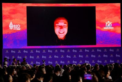 Elon Musk: Indonesia Harus Punya Internet Kencang dan Murah