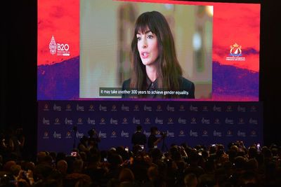 Jadi Pembicara di B20 Summit KTT G20, Anne Hathaway Singgung soal KDRT