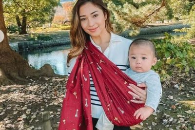 Potret Kece Nikita Willy Gendong Baby Izz Pakai Kain Jarik: Emak-emak Indonesia Banget!