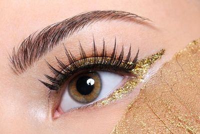 2 Cara Pakai Eyeliner Buat Kamu yang Suka Tremor, Dijamin Sat Set Sat Set!
