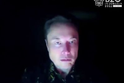 Rumahnya Mati Lampu Saat Tampil di B20, Elon Musk Terpaksa Pakai Lilin