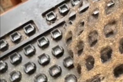 Satisfying Banget! Intip Keseruan Angkat Debu yang Menempel di Keyboard Gaming