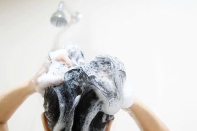 Terlalu Sering Mandi dan Keramas Ternyata Berisiko Buruk, Kok Bisa?
