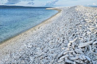 Masya Allah! Pantai di Selayar Ini Punya Karang Putih Menjorok ke Laut yang Mengagumkan