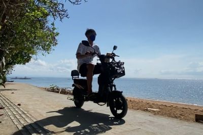 Anti Capek, Cukup Satu Syarat Ini Kamu Bisa Keliling Pantai Sanur dengan Sepeda Listrik