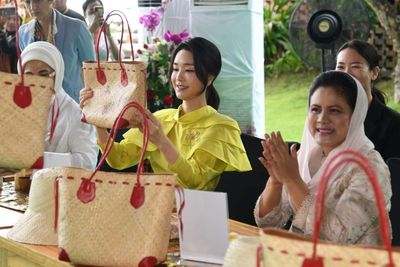 Gaya Cantik Ibu Negara Kim Keon Hee Lihat Tas Anyaman & Kain Tenun di G20 Curi Perhatian