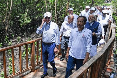 Momen Joe Biden Terpeleset saat Berkegiatan di G20, Langsung Ditolong Presiden Jokowi