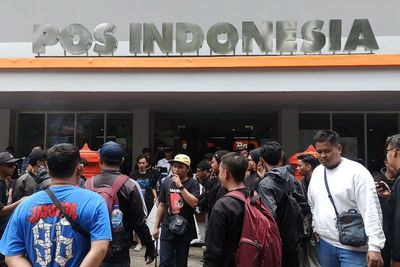 Aremania Geruduk Kantor Pos, Kirim Surat Asa Keadilan Tragedi Kanjuruhan ke Jokowi