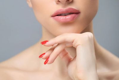 6 Cara Mencerahkan Bibir Paling Efektif, Lakukan Ini Rutin!