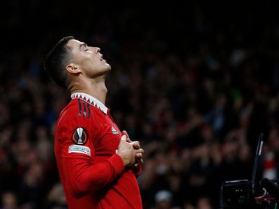 Cristiano Ronaldo Bikin Masalah Terus, Gary Neville Minta MU Pecat CR7!