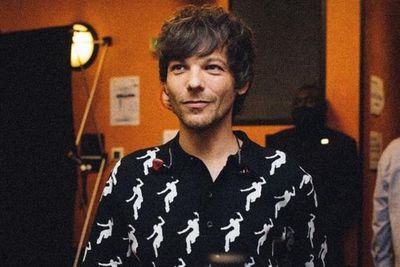 Louis Tomlinson Tenangkan Fans Usai Operasi Patah Tulang: Saya Sembuh, Baik-baik Saja