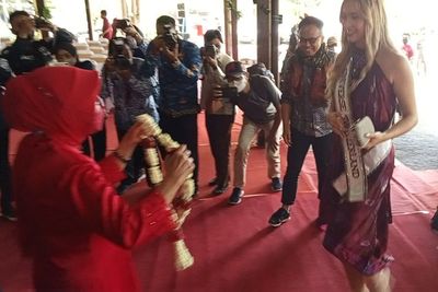 Ada Cerita Lucu, Miss Universe Swiss Mendadak Kepincut Lemper dan Klepon Tulungagung