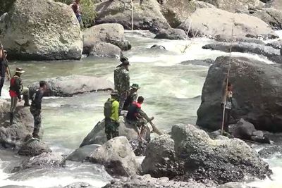 Cari Anggota TNI yang Hanyut di Sungai, Warga Gelar Ritual Pemanggilan Arwah