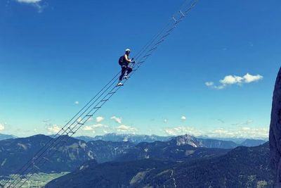 Uji Nyali Mendaki 700 Meter di Atas Jurang, Disebut Tangga Menuju ke Surga