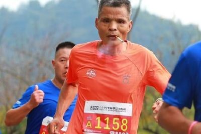 Waduh, Atlet Maraton Asal China Ini Ikuti Lomba Sambil Merokok!