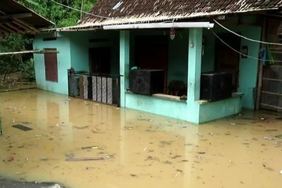 Hujan Semalaman, Bengawan Solo Meluap Sampai ke Perkampungan