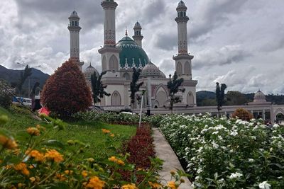Masya Allah! Indahnya Masjid Agung Syahrun Nur Sipirok, Ada Taman Bunganya Juga Loh!