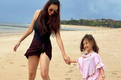 Gaya Gemas Aura Kasih Main di Pantai Berbalut Sexy Dress buat Salfok