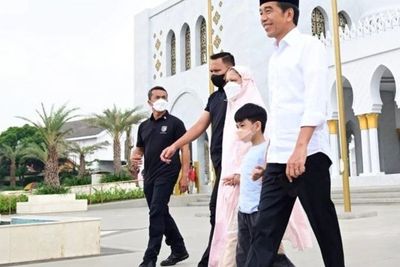 Potret Presiden Jokowi dan Ibu Negara Liburan ke Solo Kunjungi Masjid Raya Sheikh Zayed