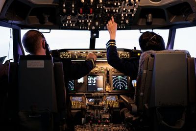 Kalimat yang Dihindari Pilot saat Umumkan Pesawat dalam Bahaya Biar Penumpang Enggak Panik