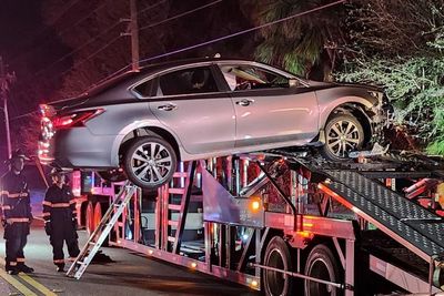 Nissan Altima Terbang dan Nyangkut di Truk Carrier, Mirip di Film Fast And Furious!