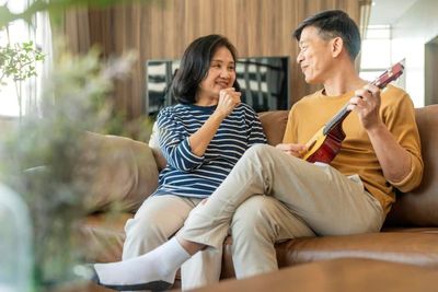 7 Penyanyi Indonesia yang Bikin Lagu Romantis untuk Pasangan