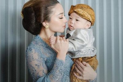 3 Potret Prosesi Tedak Siten, Keluarga Kecil Nikita Willy Harmonis Banget!