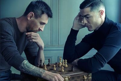 Gaya Ronaldo dan Messi Main Catur di Atas Koper Mewah Louis Vuitton, Harganya Fantastis!