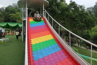 Seru! Uji Adrenalin dengan Main Perosotan Raksasa Boomerang Rainbow Slide Bandung