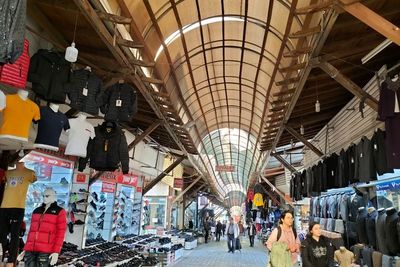 Pasar di Dalam Kastil, Usianya 800 Tahun Belanja di Sini Berasa Masuk Lorong Waktu