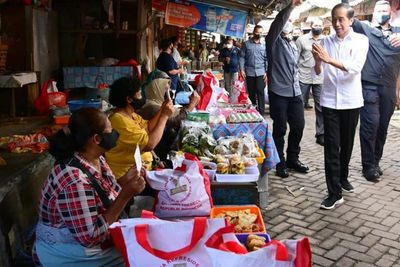 Ditemani Ganjar, Presiden Jokowi Blusukan ke Pasar Malang Jiwan untuk Cek Harga Komoditas