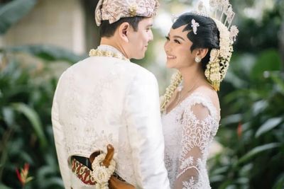 Pilih Adat Jawa, Glenca Chysara Kenakan Kebaya Putih dalam Pernikahannya dengan Rendi Jhon