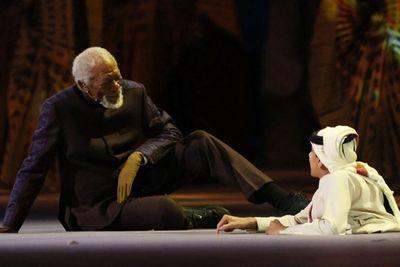 Morgan Freeman Buka Piala Dunia 2022 dengan Dialog Perbedaan bersama Ghanim Al Muftah
