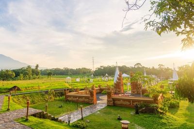 Menengok Kampung Sabin Cirebon, Lokasi Makan di Tengah Sawah Serasa di Bali