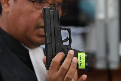 Bantah Keterangan Ferdy Sambo, Eks Ajudan Sebut Senjata yang Jatuh Jenis HS