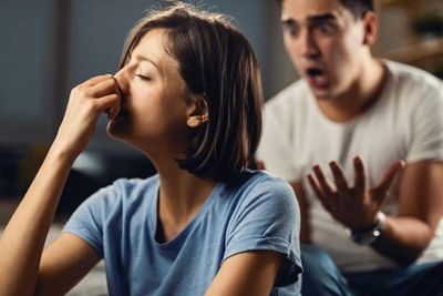 Ini 5 Tanda Pasangan Meremehkanmu, Ketahui Biar Gak Kejebak Toxic Relationship!