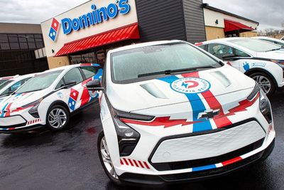 Ikuti Tren, Domino s Operasikan 855 Mobil Listrik Chevrolet Bolt untuk Antarkan Pesanan