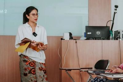 Intip Outfit Simple Dian Sastro saat Jadi Dosen Tamu, Pakai Rok Batik dan Kemeja Putih