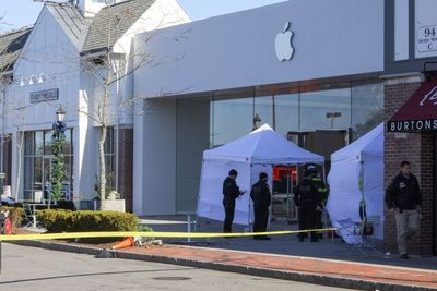 Apple Store Diseruduk Mobil SUV: 1 Orang Tewas, 16 Lainnya Luka-luka