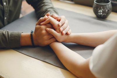 Biar Masalah Kamu Selesai, 6 Cara Memilih Teman Curhat yang Tepat